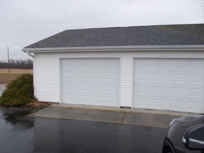 Building Photo - Large, beautiful Farm House in North Wayne...