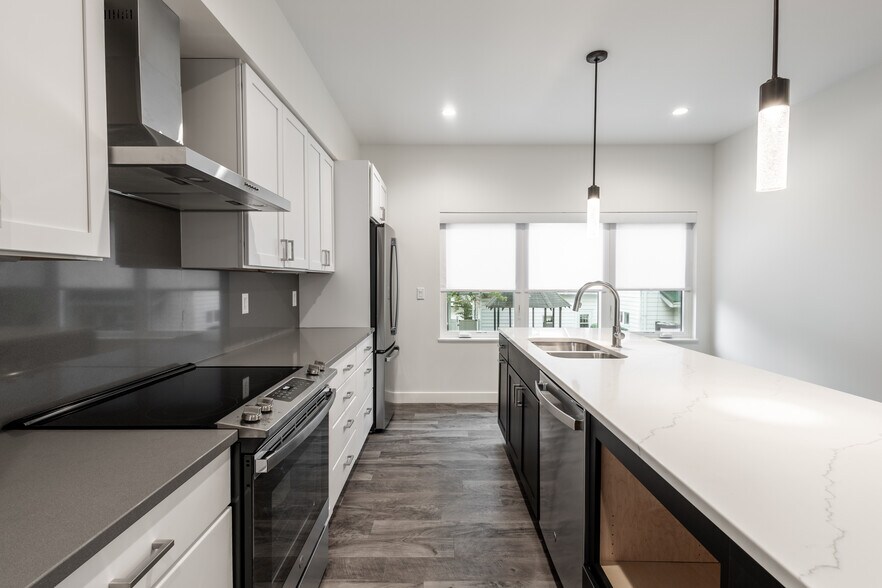 Building Photo - 814 7th St