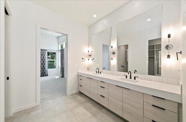 Building Photo - Modern Luxury Meets Everyday Comfort in Me...