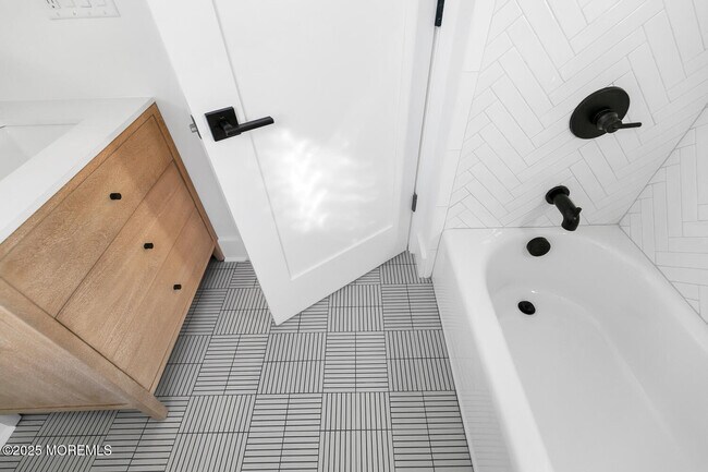 Building Photo - 514 River Rd