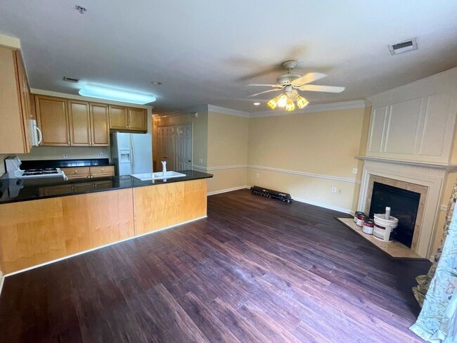 Building Photo - Beautiful 2BR, 2.5BA Townhouse Style Condo Near Old Town Alexandria