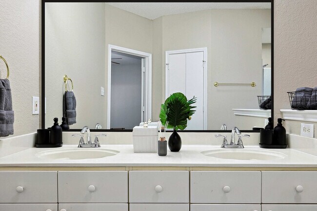 Building Photo - 967 Grand Central Pkwy