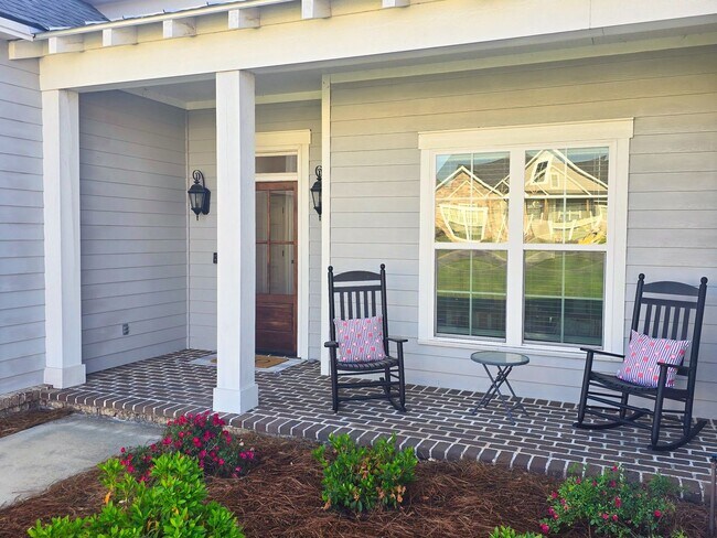 Building Photo - Spacious 4BR/3BA Home with Open Floor Plan, Screened Porch & Fenced Backyard