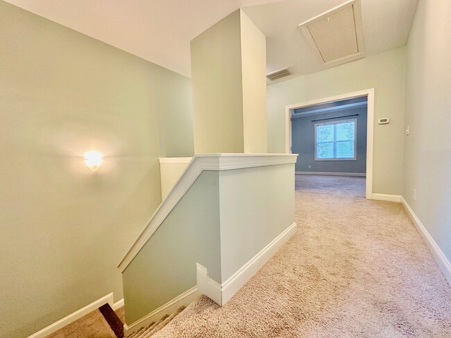 Building Photo - Charming 3 Bed, 2.5 Bath Townhome in the H...