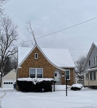 Building Photo - Three Bedroom Home in Kalamazoo