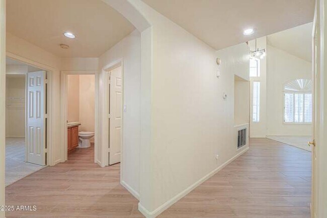 Building Photo - Stunning Cobble Creek II home with pool an...