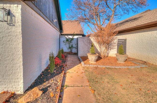 Building Photo - 3813 Ives Way