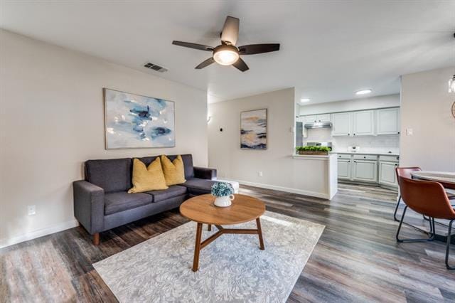 Building Photo - 2100 Rainbow Dr