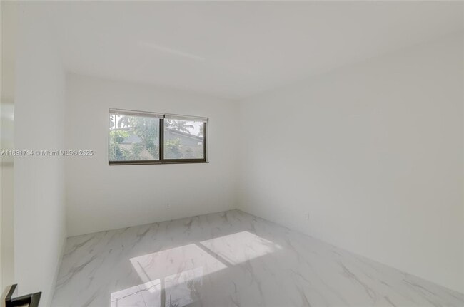 Building Photo - 2140 NE 56th St