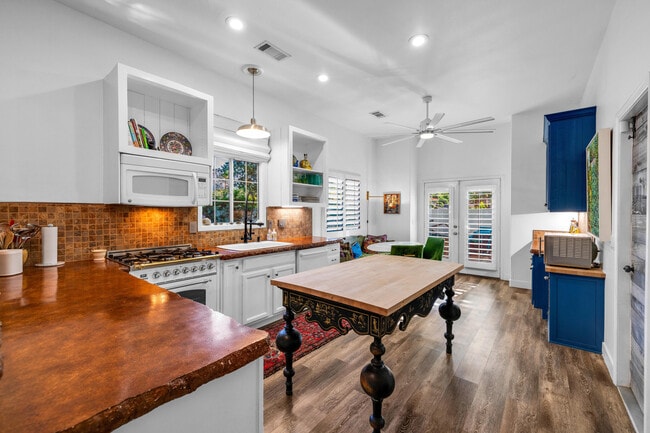 Building Photo - 53980 Avenida Mendoza
