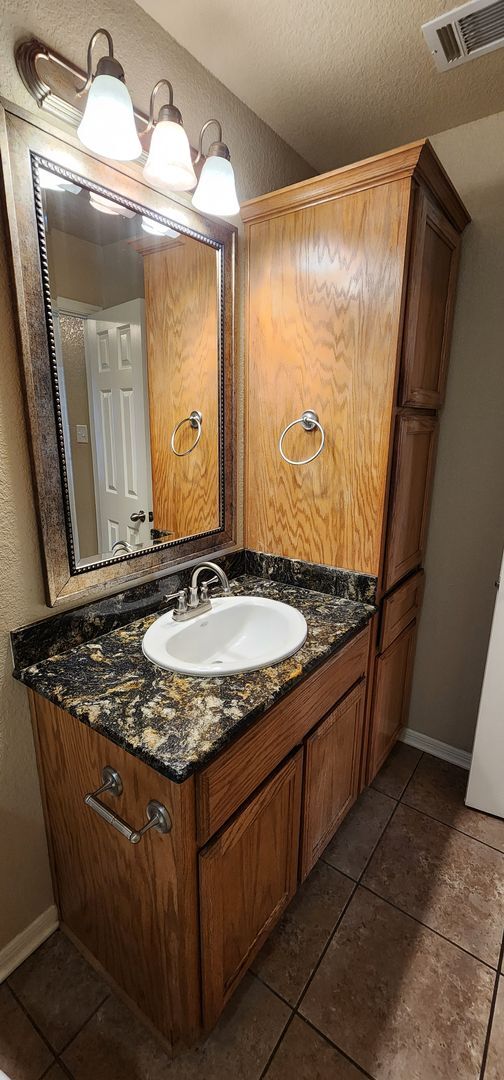 Building Photo - 3 Bedroom 2 bath Duplex South Killeen VIEWABLE SOON