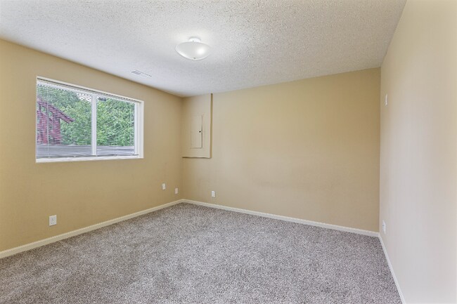 Building Photo - 14252 Newport Ave