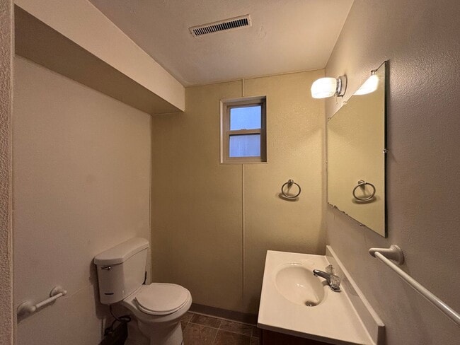 Building Photo - 4 bed, 2 Bath near Old Colorado City - MileStone Real Estate Services