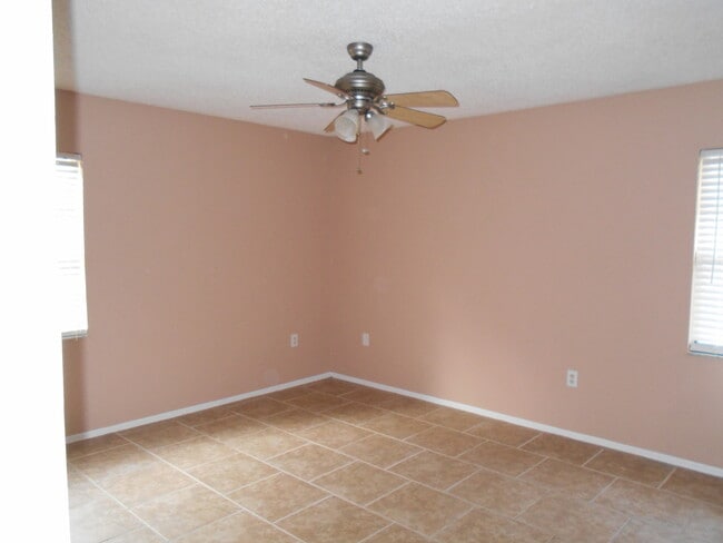 Building Photo - North Lakeland Rental!