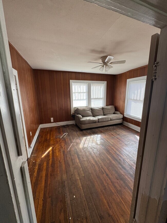 Building Photo - 925 Peach St