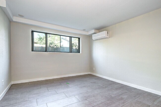 Building Photo - Updated 2 Bedroom 2 Bath Condo With Pool A...