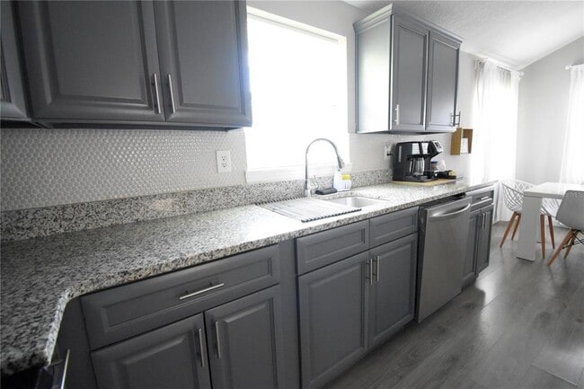 Building Photo - 221 E Cypress St