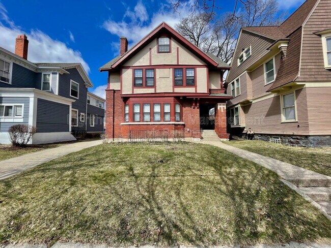 Building Photo - 231 Lyon St NE