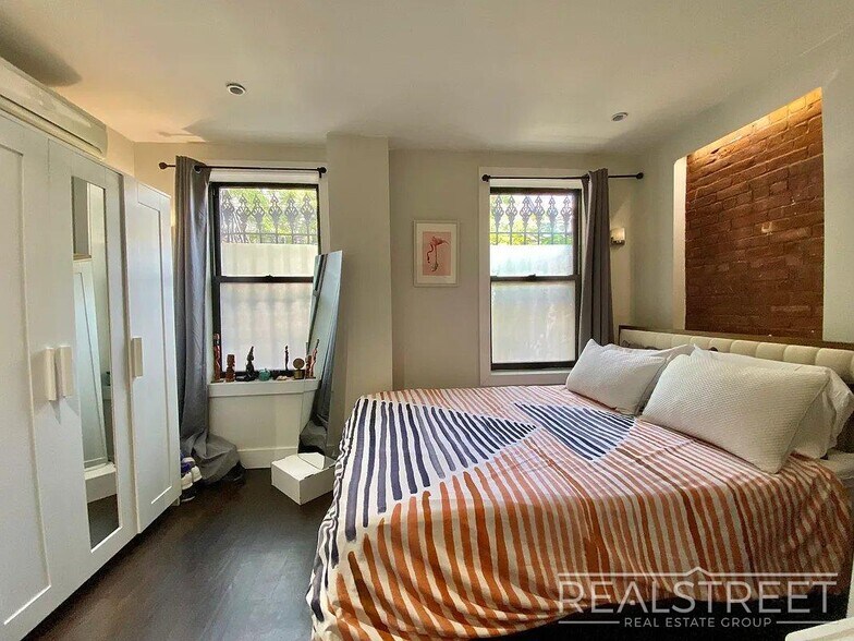 Building Photo - Modern Ground-Floor 1 Bedroom with Gym, Roof Deck & Courtyard in Prime Williamsburg