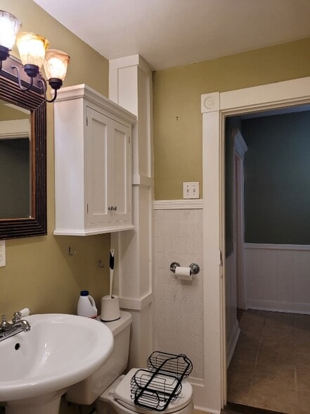 Building Photo - 107 Ash St