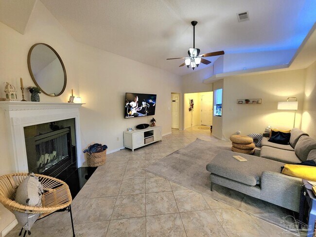 Building Photo - 876 Miramar Dr