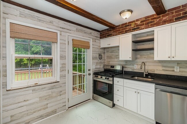 Building Photo - Stunningly Renovated 4 Bedroom 1 Bathroom ...