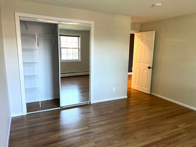 Building Photo - 4 Tara Dr