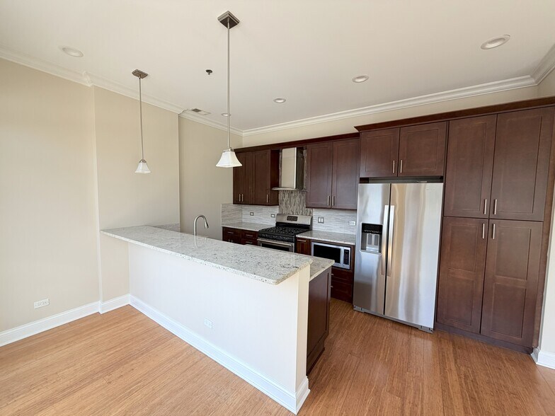 Building Photo - 1002 W Van Buren St