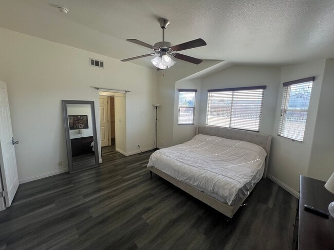 Building Photo - Spacious 4-Bedroom Home in Desirable Apple Valley Neighborhood