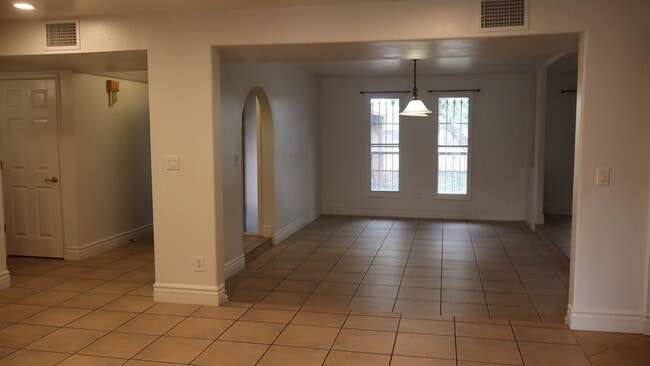 Building Photo - 1810 Town and Country Dr
