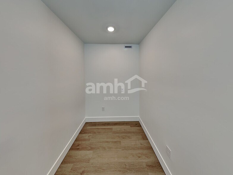 Building Photo - 9611 Harkes Dr