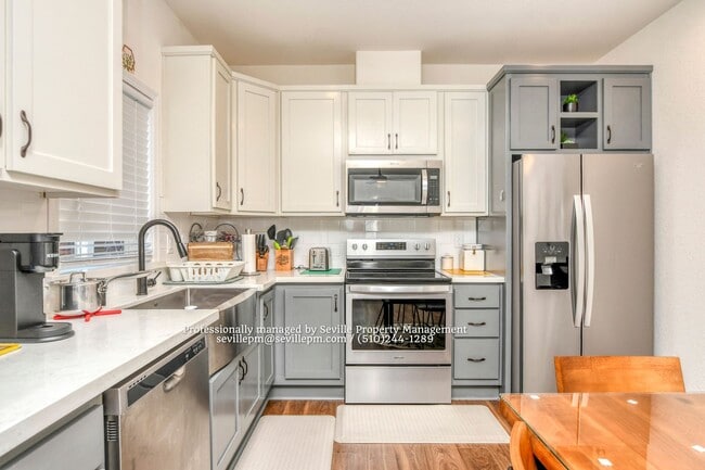 Building Photo - NEWER 2 BR/1 BA detached 1-story unit available 2/1/2026