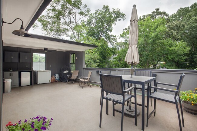 Building Photo - Stunning 4/3.5 Home in Highly Sought-After Area w/ 1300 Sq Ft of Outdoor Space!