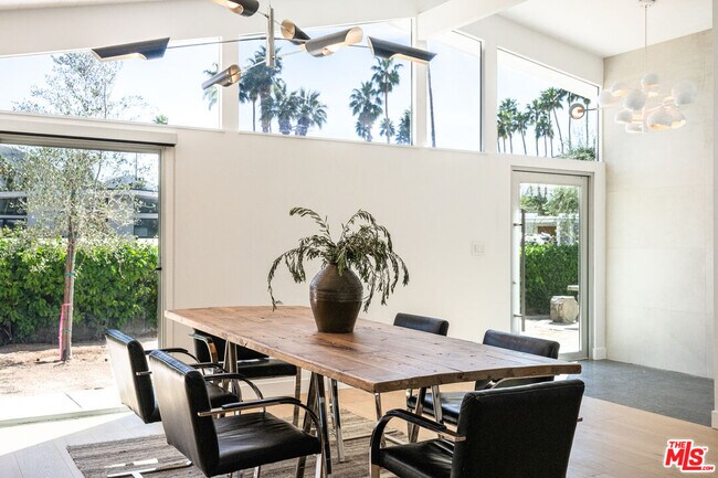 Building Photo - 922 E Anza Dr