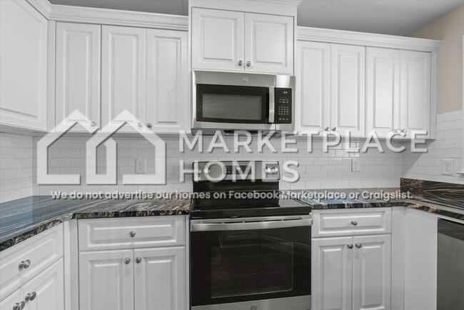 Building Photo - 700 Chatsworth Wy
