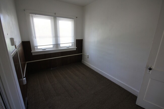 Building Photo - 3 Bed/1 Bath House, super close to BYU cam...