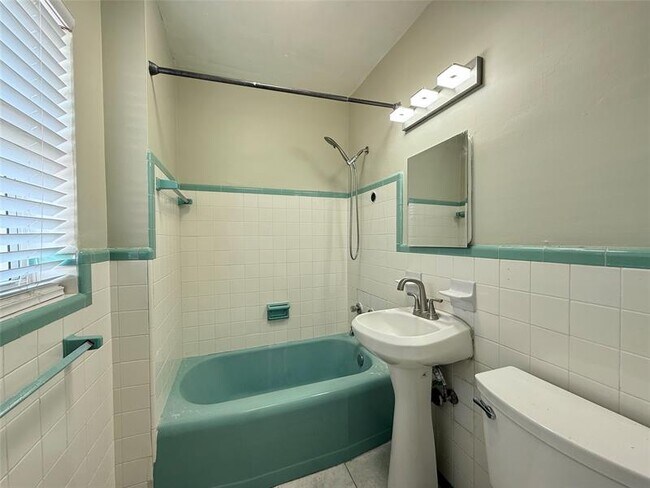 Building Photo - 530 NE 34th Ct