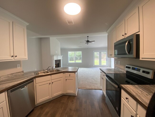 Building Photo - Spacious 4-Bedroom Home Near Victoria Brya...