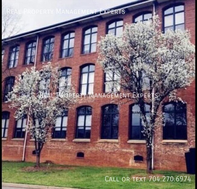 Building Photo - 201 S Hoskins Rd