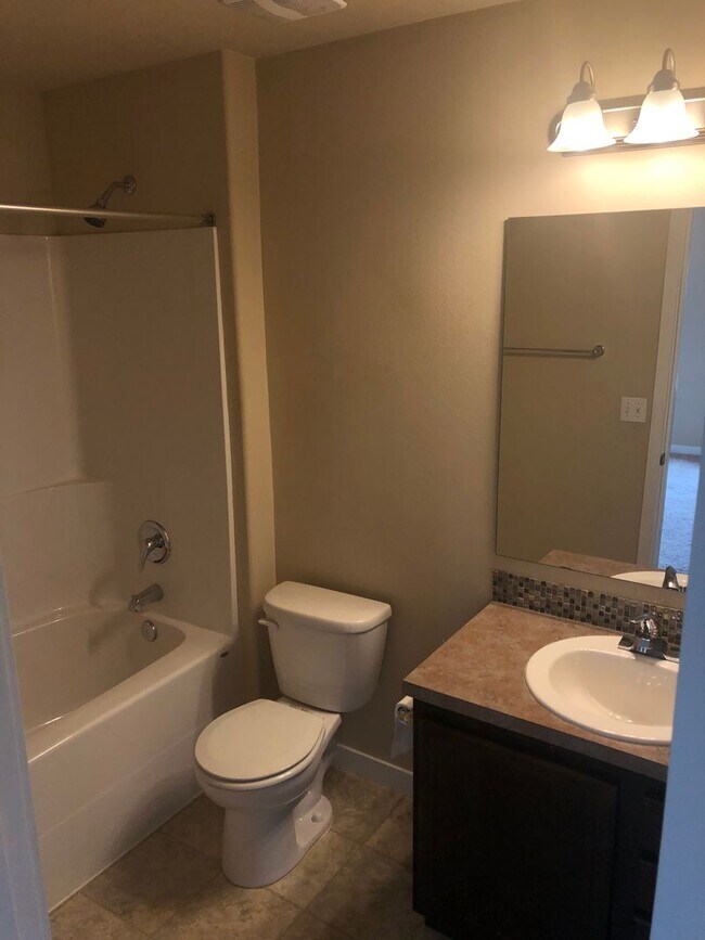 Building Photo - 3 Bed, 2.5 Bath Millcreek Townhouse 2 Car $3099.00