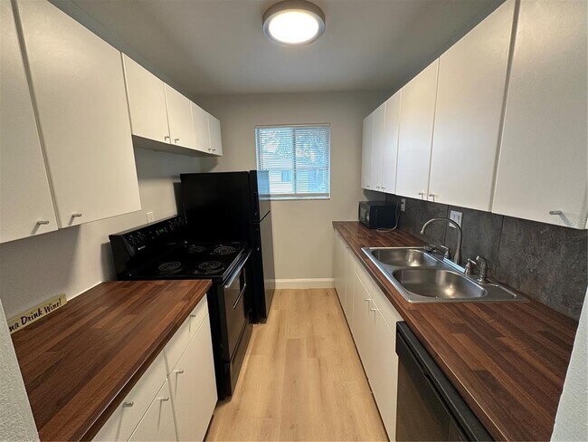 Building Photo - 1835 Bough Ave