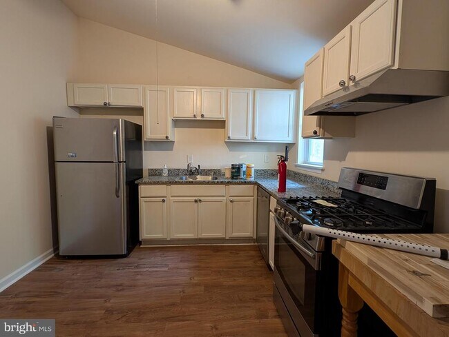 Building Photo - 2546 Tulip St