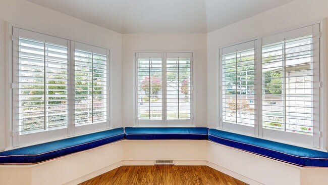 Building Photo - 7971 Oakmont Dr