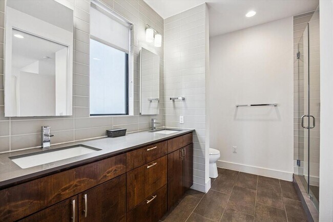 Building Photo - 1011 E 12th St