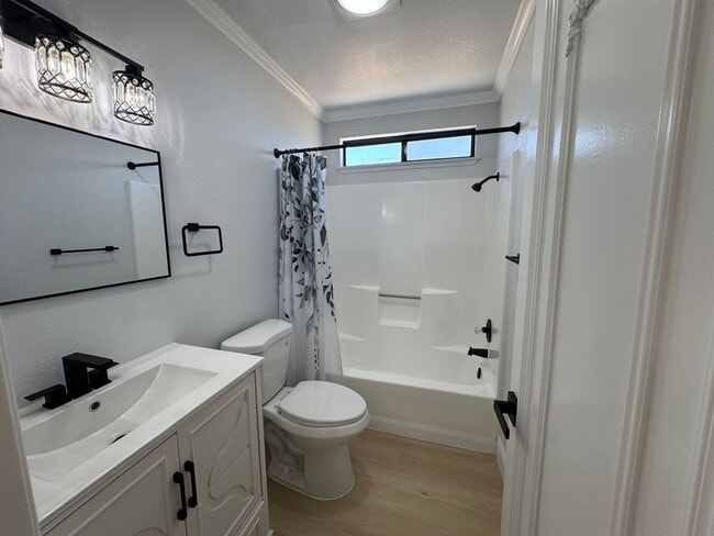 Building Photo - Beautifully Remodeled 3 Bed, 2 Bath $1,795.00
