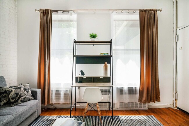 Building Photo - 240 E 26th St