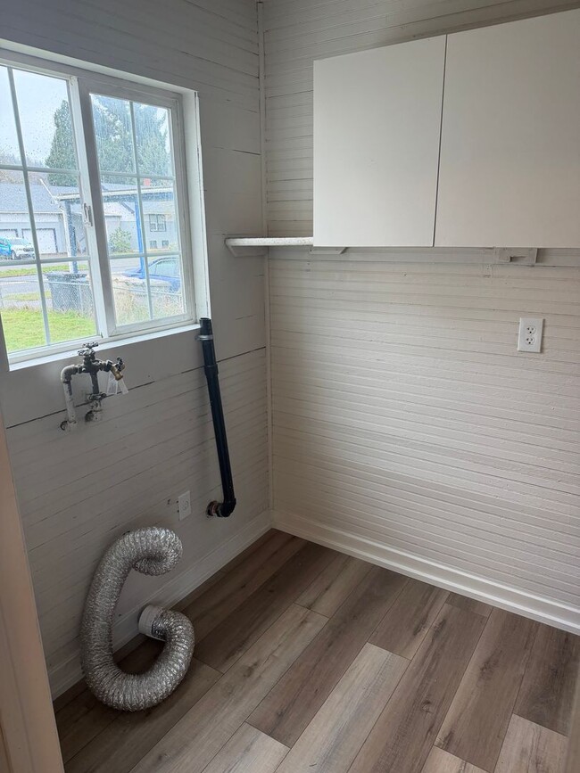 Building Photo - 260 E Sherman St