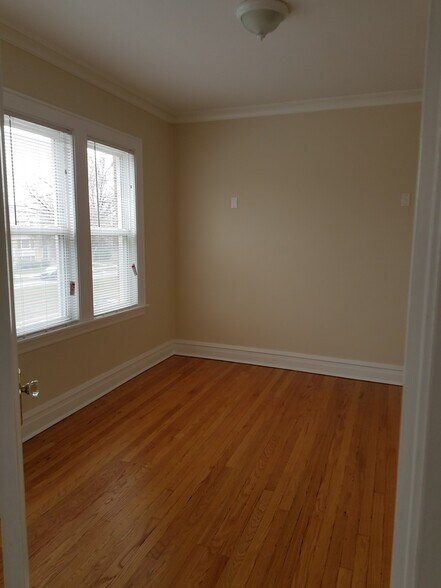 Building Photo - 4520 W Wellington Ave