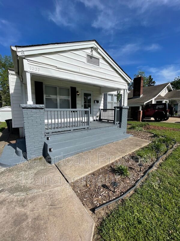 Building Photo - 1227 S College Ave