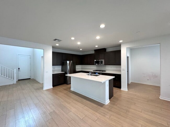 Building Photo - Spacious 4 Bedroom Home for Lease in Winch...